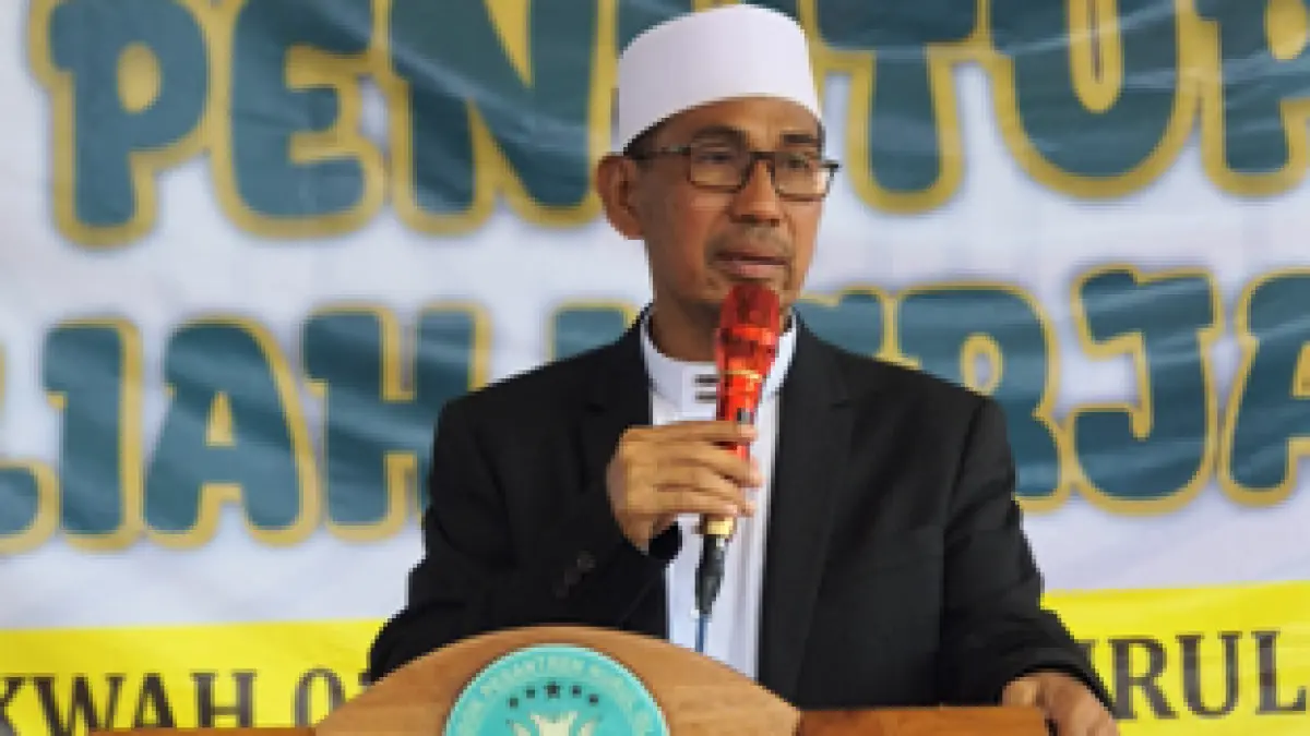 PENGABDIAN: Rektor Institut Nurul Islam Mojokerto Dr KH Ahmad Siddiq, SE, MM, memberikan sambutan pada penutupan program KKN di Kecamatan Dawarblandong.