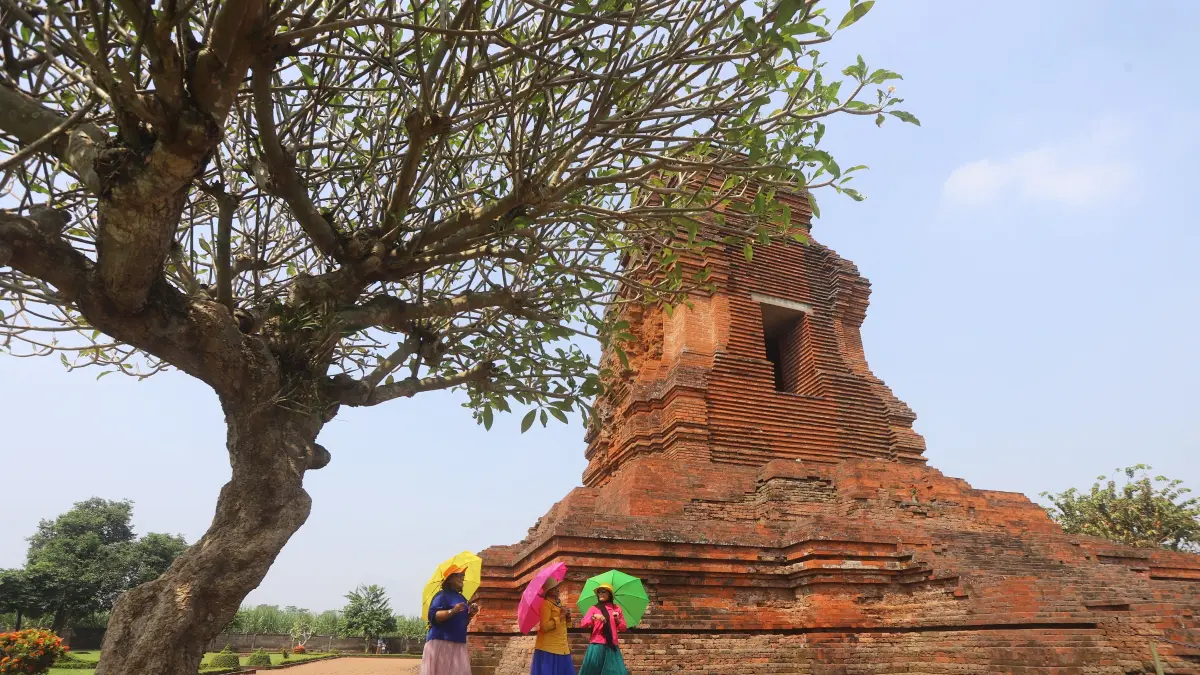 WISATAWAN menikmati pesona Candi Brahu di Desa Bejijong, Kecamatan Trowulan, Kabupaten Mojokerto, kemarin (1/6). (Sofan JPRM)