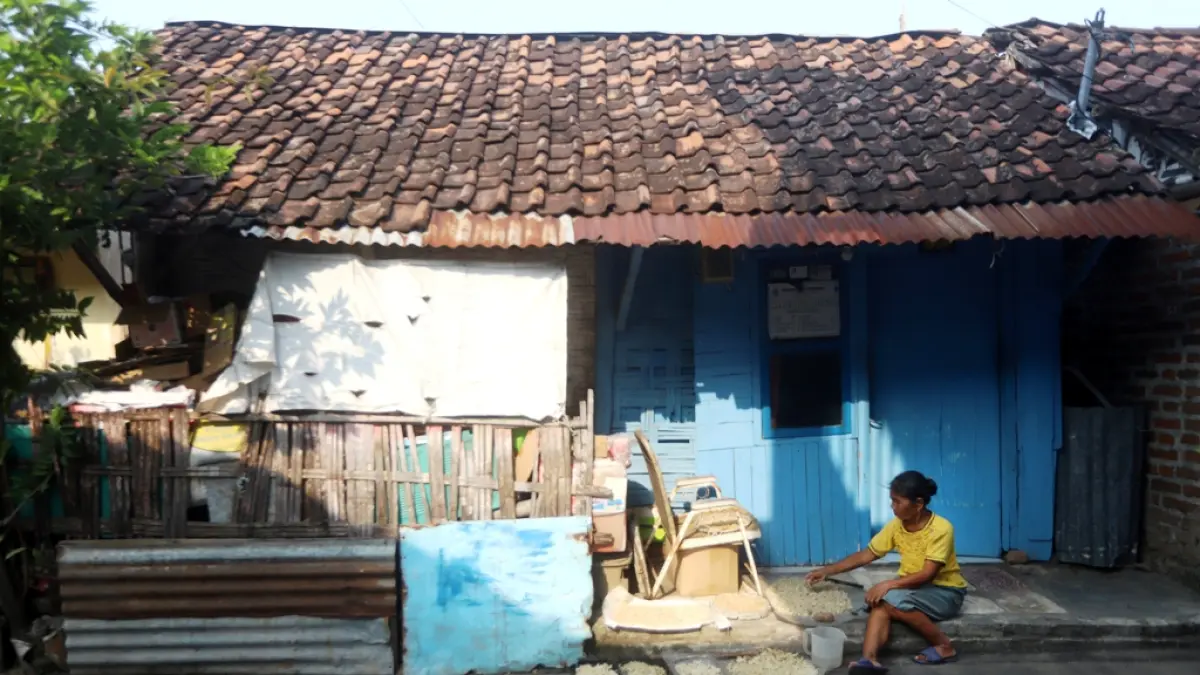 KURANG MAMPU: Potret masyarakat miskin di Lingkungan Ngaglik, Kelurahan/Kecamatan Kranggan, Kota Mojokerto. Program bantuan bedah rumah untuk ratusan warga yang digulirkan pemkot tahun ini menuai sorotan dari KPK dan organisasi masyarakat sipil. (Sofan JPRM)