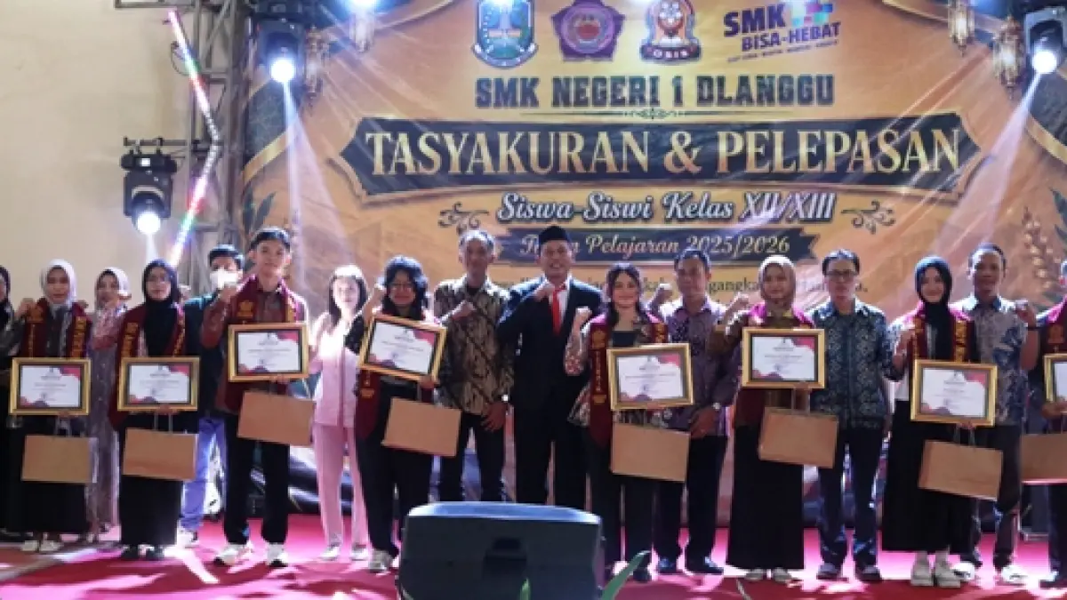 ISTIMEWA: Siswa berprestasi SMKN 1 Dlanggu mendapat apresiasi khusus dalam momen tasyakuran dan pelepasan siswa tahun ajaran 2025/2026, kemarin (2/6). (Indah JPRM)