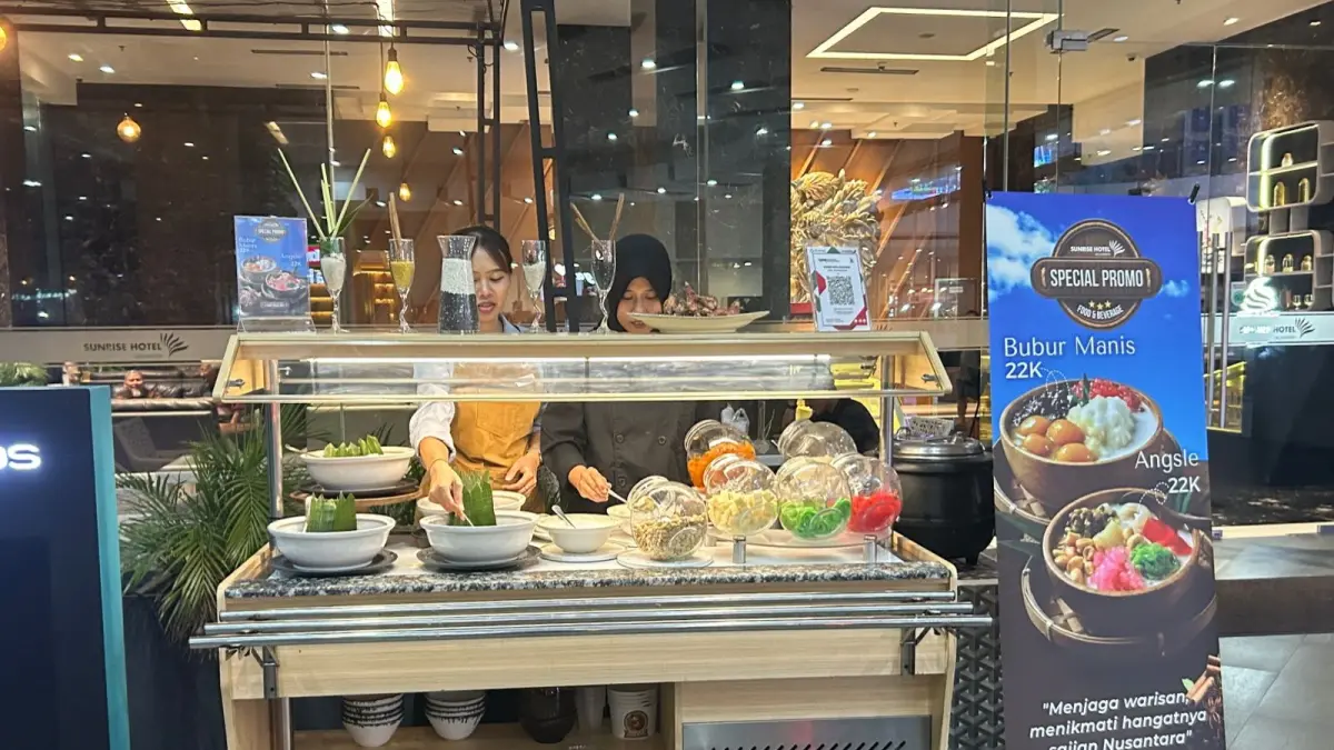 JAGA WARISAN:&nbsp;Sunrise Hotel Mojokerto menghadirkan dua sajian hidangan bubur manis dan angsle yang kaya akan rempah-rempah demi menjaga warisan cita rasa Nusantara. (Dodik JPRM)