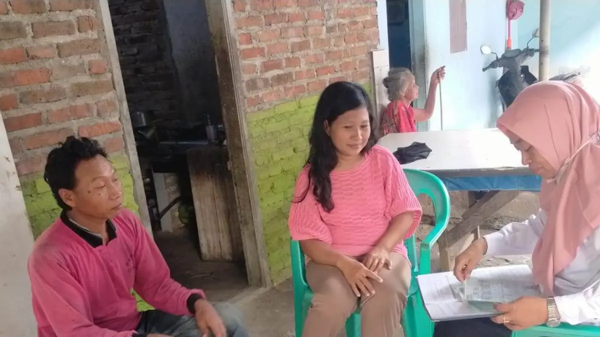 JARING CALON SISWA:&nbsp;Pendamping PKH Kabupaten Mojokerto melakukan penjangkauan ke rumah para calon siswa Sekolah Rakyat sebagaimana DTSEN yang diterima. (Dori JPRM)