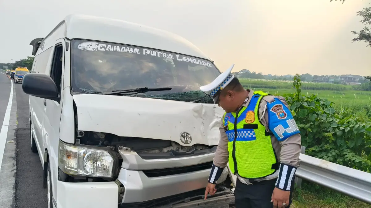 RINGSEK: Petugas PJR menunjukkan kendaraan yang ringsek usai terlibat kecelakaan di Tol Sumo KM 716 + 400, Selasa (2/6). 