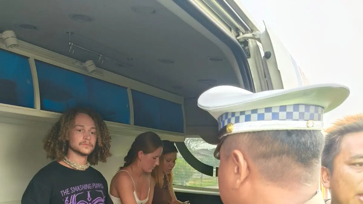 SELAMAT: Sejumlah turis asing dievakuasi petugas setelah kendaraan travel yang ditumpangi terlibat kecelakaan di Tol Sumo KM 716 + 400, Selasa (2/6). (dok PJR III Ditlantas Polda Jatim for JPRM)