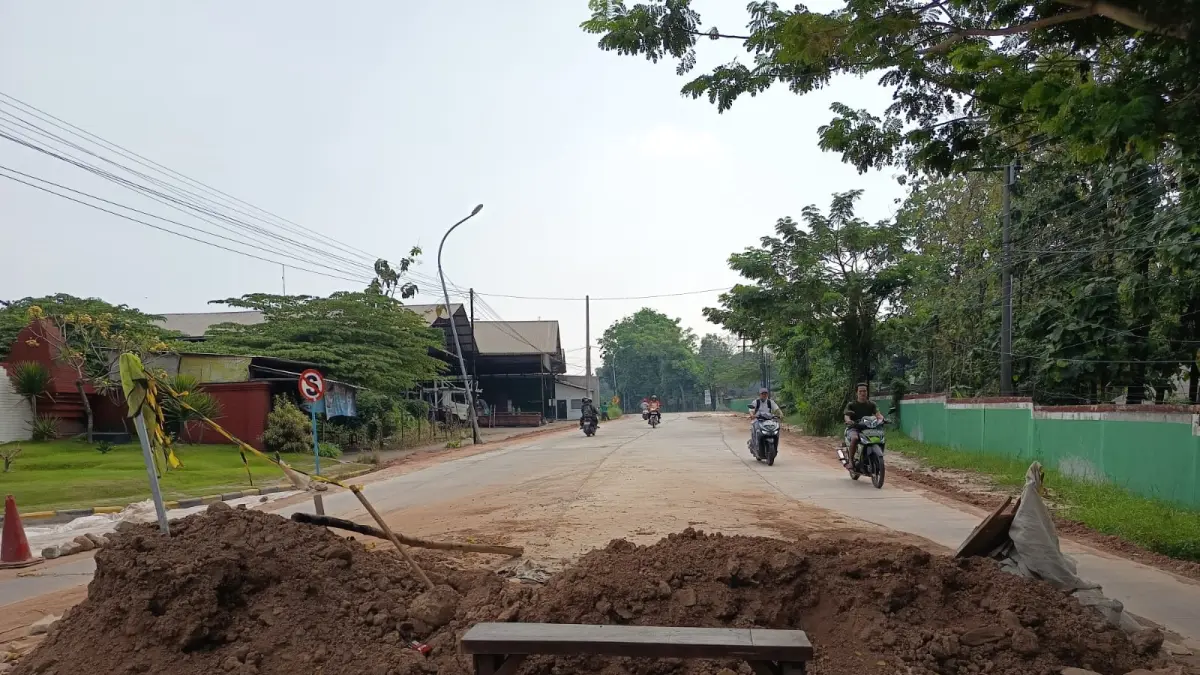 TERBATAS:&nbsp;Proyek rekonstruksi ruas Jalan Pekukuhan-Ngoro, Kabupaten Mojokerto yang telah rampung dikerjaan masih dibuka hanya untuk kendaraan roda dua. (Rizal JPRM)