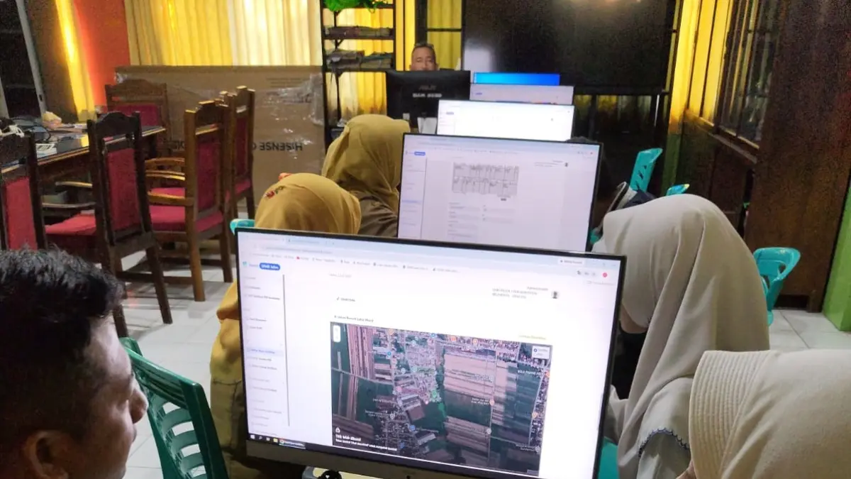 TERKENDALA TEKNIS: Suasana pelayanan pengambilan PIN dan verval di SMAN 1 Puri, kemarin (2/6). Sebagian orang tua calon murid baru mengeluhkan sulitnya mengakses laman SPMB Jatim untuk menentukan titik koordinat rumah akibat jaringan situs down. (Indah JPRM)
