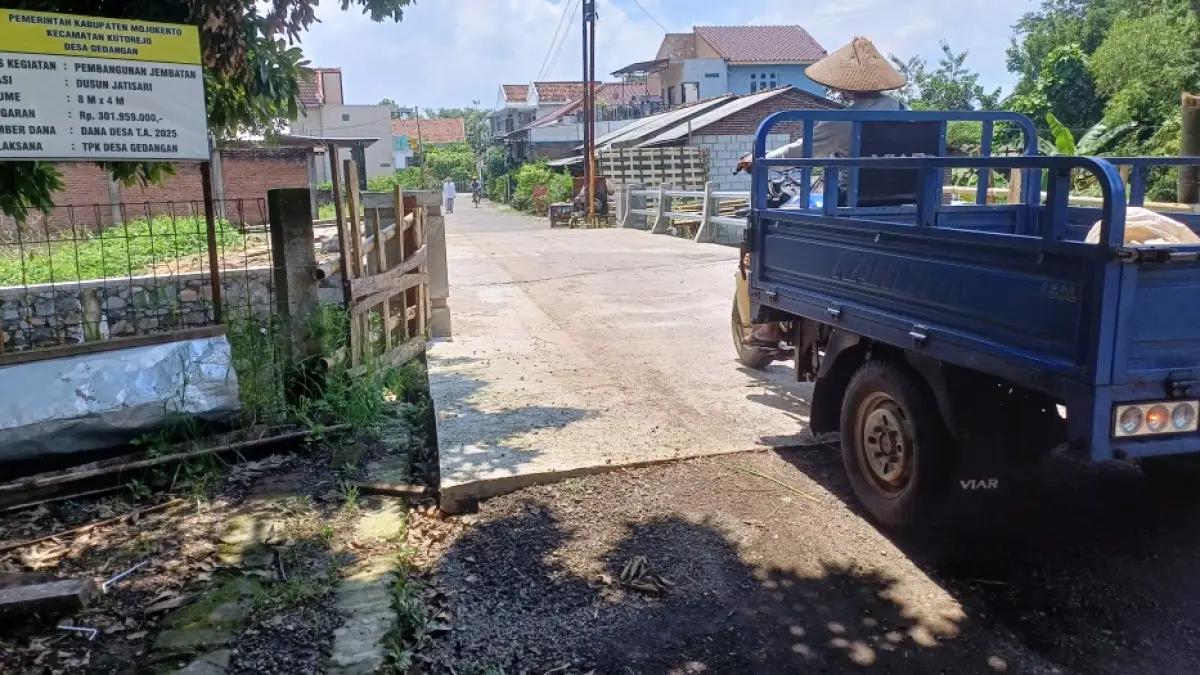 AKSES AMAN: Pembangunan jembatan yang baru direalisasikan di Dusun Jatisari, Desa Gedangan, Kecamatan Kutorejo, Kabupaten Mojokerto menjadi akses yang baik bagi warga. (Dodik JPRM)