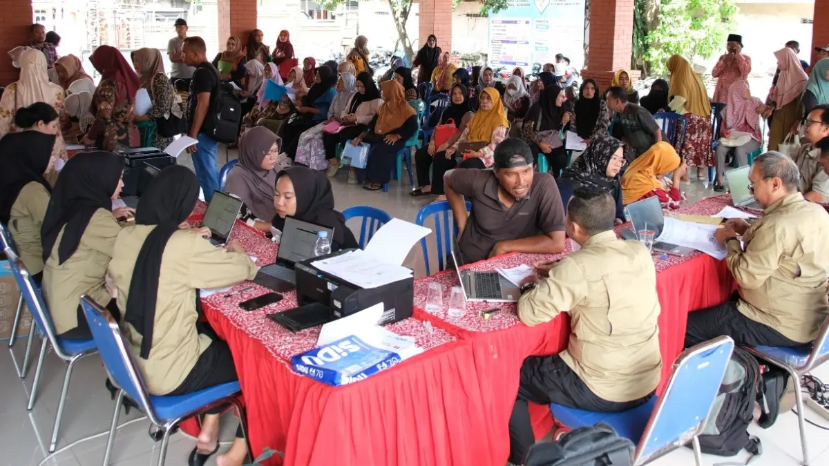 ANTUSIAS: Masyarakat dari berbagai desa menyambut baik program PESAN PAKDE yang dilaksanakan Bapenda Kabupaten Mojokerto di kantor-kantor desa. (Dori JPRM)