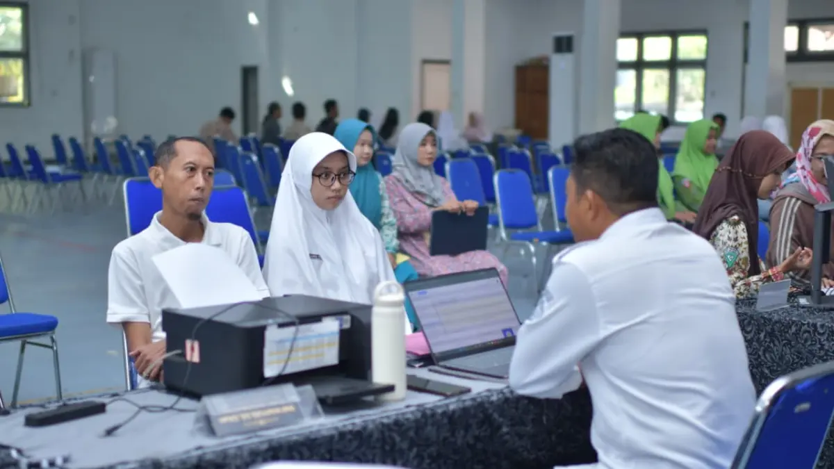 MENUJU TAHAP PENDAFTARAN: Para orang tua dan calon siswa baru saat melakukan proses pengambilan PIN di posko SPMB SMAN 2 Mojokerto, kemarin (3/6). (Indah JPRM)