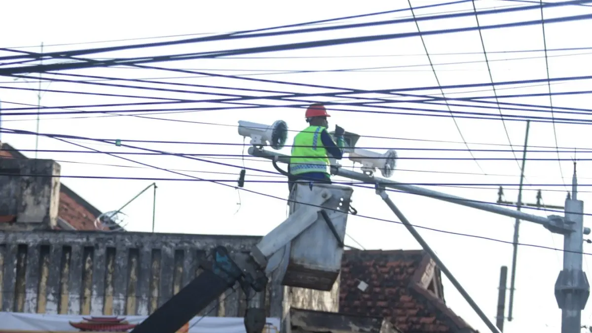 PENGAWASAN: Petugas memeriksa kamera ETLE di Simpang Empat Jalan Majapahit, Kota Mojokerto. (Martda JPRM)