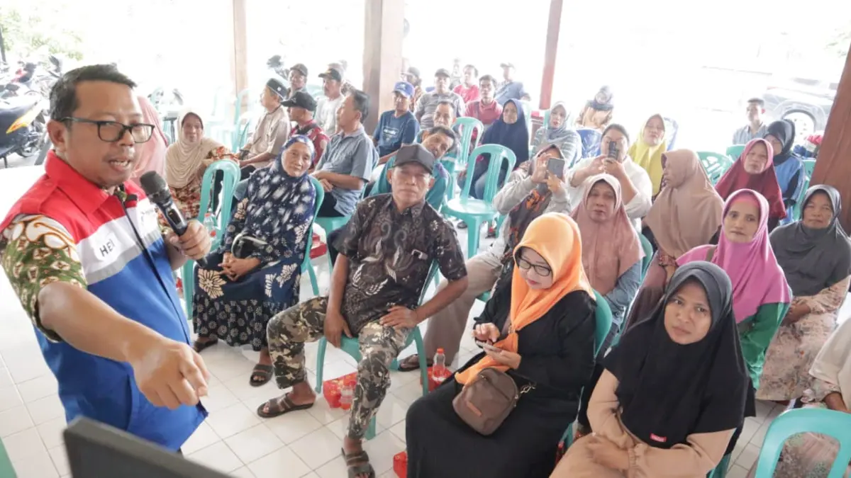 Petugas Perusahaan Gas Negara menggelar sosialisasi dan edukasi keselamatan penggunaan gas bumi yang bertempat di Balai Kelurahan Pesantren, Kecamatan Tembelang, Kabupaten Jombang.