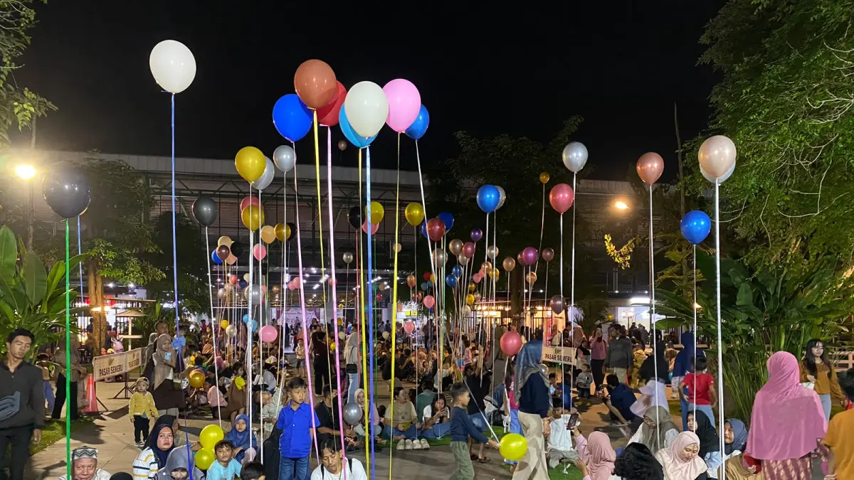 RUANG BAHAGIA: Pengunjung Pasar Semeru Kota Mojokerto membeludak, antusias dengan event trial Meletus Balon Hijau, Sabtu (30/5) lalu. (Dodik JPRM)
