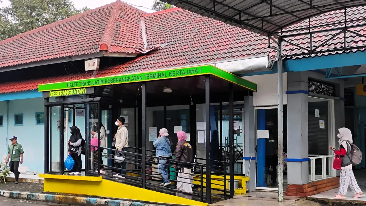 TRANSPORTASI ALTERNATIF: Penumpang memadati shelter Trans Jatim Koridor II di Terminal Kertajaya Mojokerto. (Martda JPRM)