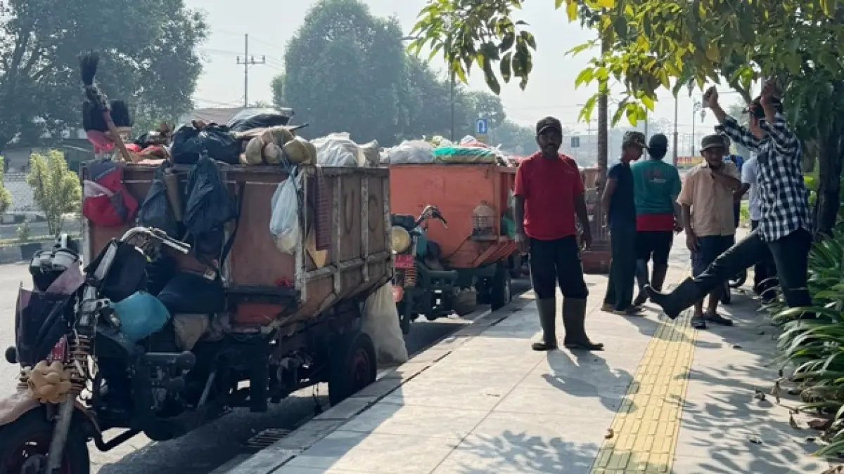 WADUL: Sejumlah kendaraan roda tiga pengangkut sampah parkir di depan kantor Kelurahan Kedundung, Kecamatan Magersari, Kota Mojokerto, Jalan Empunala, setelah ditolak bongkar sampah di TPS3R Muria Berseri, Selasa (2/6). (Adi JPRM)