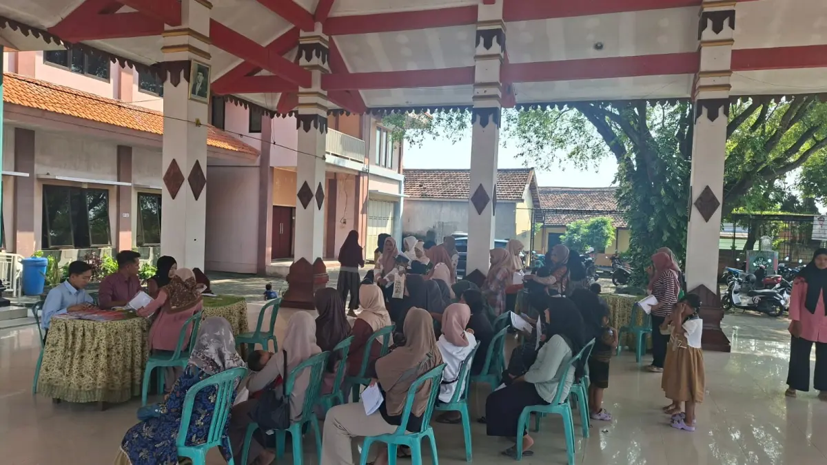DISTRIBUSI KARTU: Keluarga miskin di Kabupaten Mojokerto terima KKS untuk mempercepat penyaluran bantuan kepada keluarga penerima manfaat.