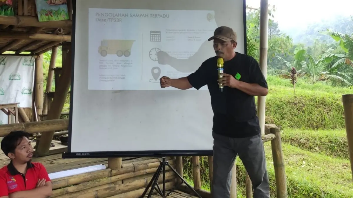 JAGA LINGKUNGAN:&nbsp;Ketua BSI Kabupaten Mojokerto Sisyantoko saat memberikan edukasi terkait pengelolaan sampah melalui sistem 3R.