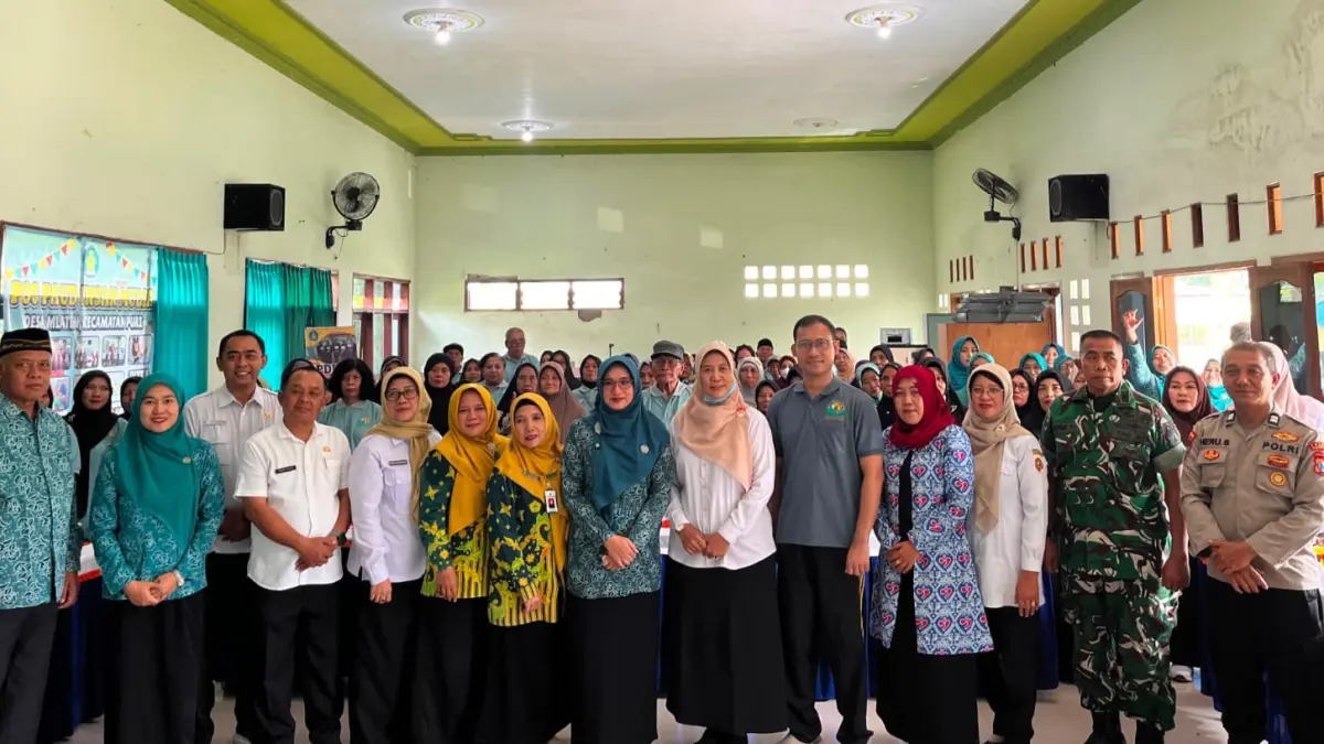 KOLABORATIF: Ketua TP PKK Kabupaten Mojokerto Shofiyah Hanak Albarraa bersama tim pengabdian masyarakat Universitas Bina Sehat PPNI Mojokerto saat pembukaan program Selantang di Kantor Desa Mlaten, Kecamatan Puri, Rabu, (3/6).