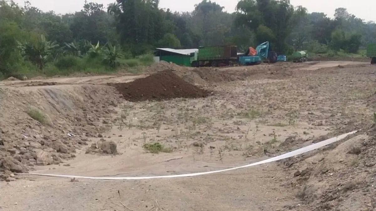 KUALITAS TANAH MENURUN: Lahan warga yang dimanfaatkan sebagai akses ke lokasi galian C di Desa Parengan, Kecamatan Jetis tak lagi bisa ditanami pertanian. Itu lantaran kualitas tanah mengalami penurunan karena terjadi pengerasan lahan. (Dori JPRM)