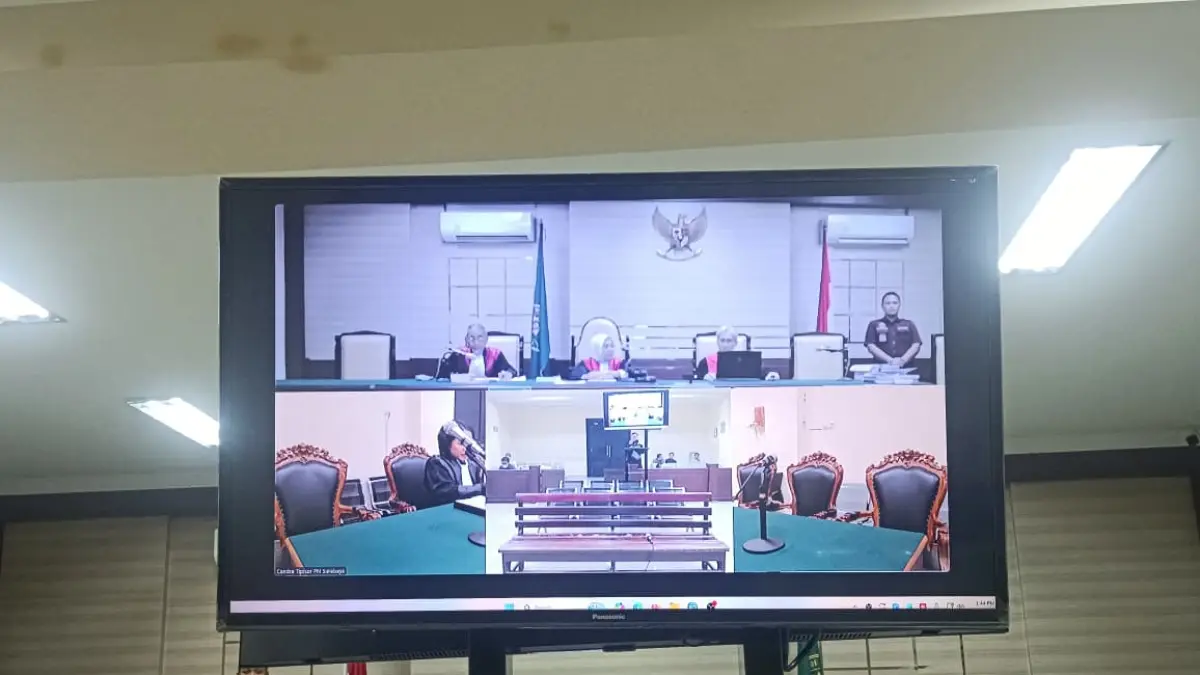 PUTUSAN FINAL: Majelis hakim membacakan putusan sidang dugaan korupsi pembangunan pasar wisata desa Sumbersono, Kecamatan Dlanggu di Pengadilan Tipikor Surabaya, Selasa (2/6).