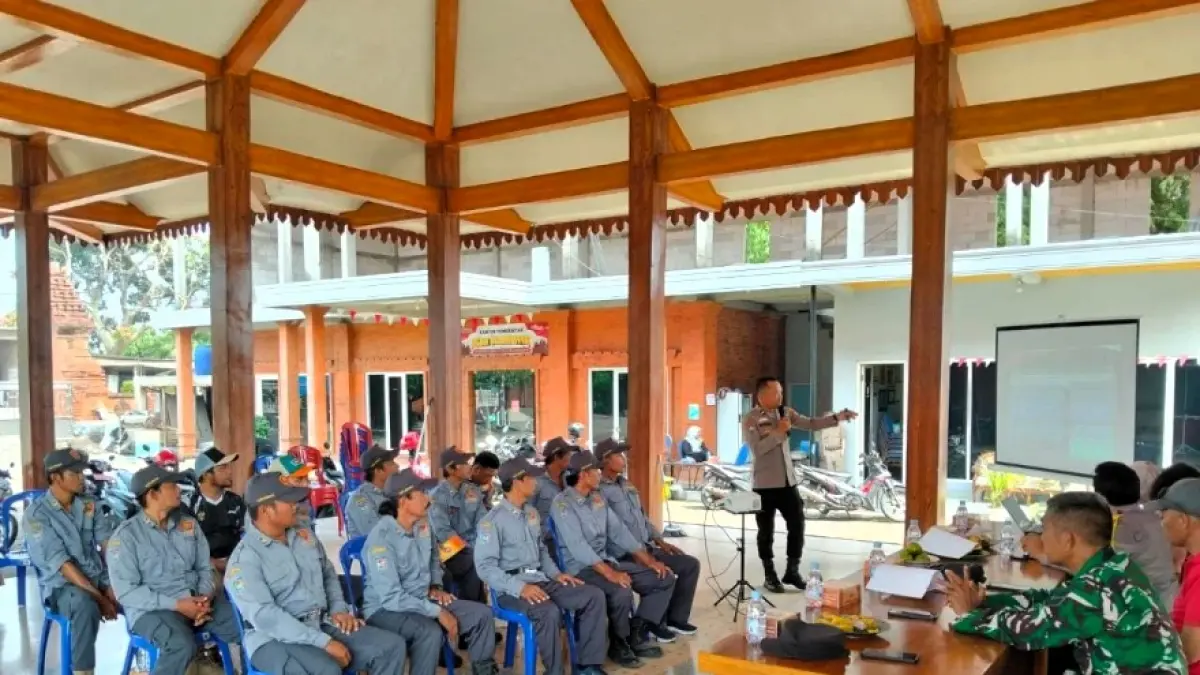 TERAMPIL: Belasan personel Linmas Desa Sukoanyar menjalani pelatihan peningkatan kapasitas bersama TNI dan Polri. (dok Pemdes Sukoanyar for JPRM) 