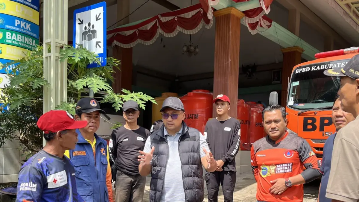 TERDAMPAK: Wakil Bupati Muhammad Rizal Octavian bersama tim BPBD dan relawan menyalurkan bantuan air bersih di Desa Dilem, Kecamatan Gondang, beberapa waktu lalu. (Rizal JPRM)
