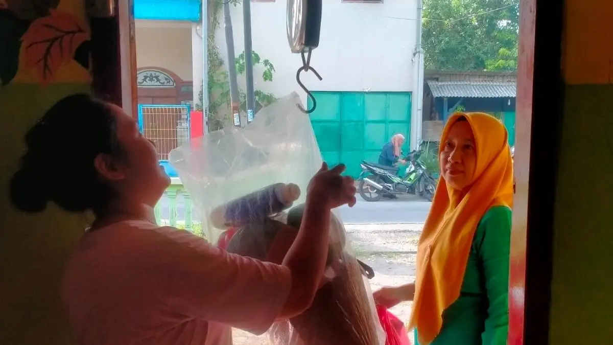 TEROBOSAN:&nbsp;DLH Kabupaten Mojokerto menggalakkan tukar plastik dengan pupuk organik di setiap event. (Dori JPRM)