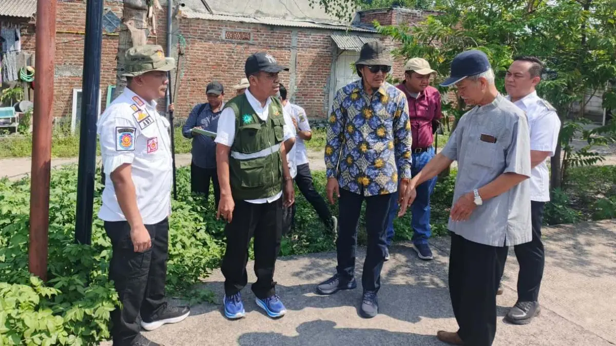 VERIFIKASI LAPANGAN: Proses pengukuran ulang pengembalian batas lahan TPA Randegan, Kota Mojokerto, yang melibatkan BPN, pemkot, dan warga, Rabu (3/6). (dok Pemkot Mojokerto)