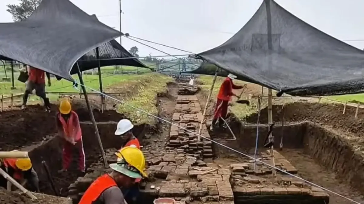 HASIL PENGGALIAN: Ekskavasi di Situs Bhre Kahuripan, Desa Klinterejo, Kecamatan Sooko, Kabupaten Mojokerto menunjukkan struktur pagar keliling dengan pilar-pilar besar. (dok Balai Pelestarian Kebudayaan Jawa Timur for JPRM)