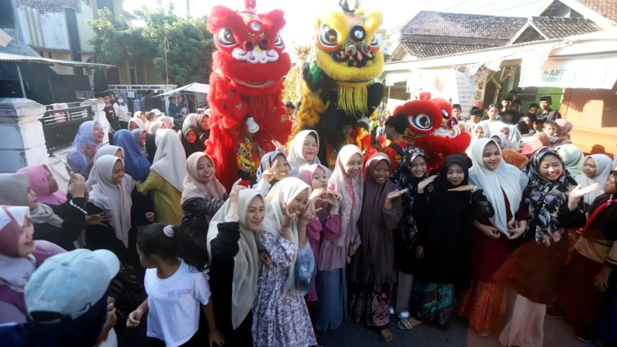 MENGHIBUR: Sejumlah barongsai menjadi sasaran selfie pengunjung pawai budaya yang digelar di kawasan Desa Mojogeneng, Kecamatan Jatirejo, Kabupaten Mojokerto, kemarin (5/6). (Sofan Kurniawan/JPRM)
