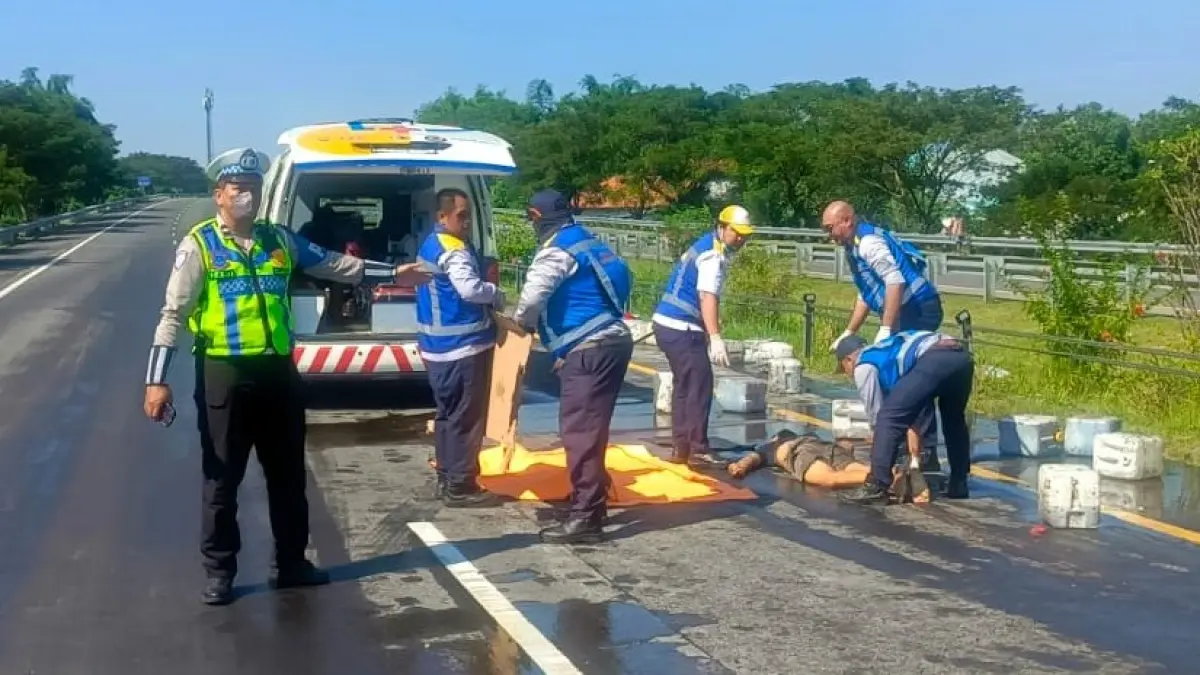 NAHAS: Petugas mengevakuasi korban tewas insiden kecelakaan tunggal mobil pikap muatan minyak goreng di ruas Tol Sumo KM 717 + 600 A, Kamis (4/6).