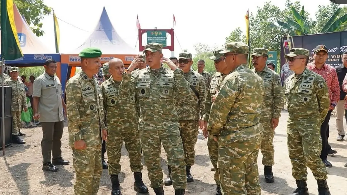 Pangdam V/Brawijaya, Mayor Jenderal TNI Rudy Saladin (tengah) meninjau lokasi rencana pembangunan Yonif Teritorial Pembangunan (Yonif TP) di Desa Gunungsari, Kecamatan Dawarblandong, Kabupaten Mojokerto, Kamis (4/6) pagi. (dok Penerangan Korem 082 CPYJ for JPRM)