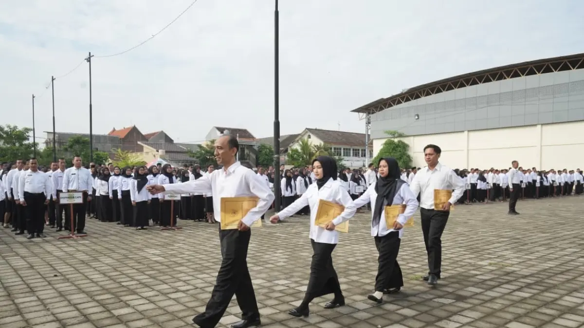 STATUS BARU: Seribu lebih pegawai honorer di lingkungan Pemkot Mojokerto dilantik menjadi ASN dengan status PPPK paruh waktu pada 11 Desember 2025. Awal bulan ini, mereka ikut mendapat gaji ke-13. (dok JPRM)