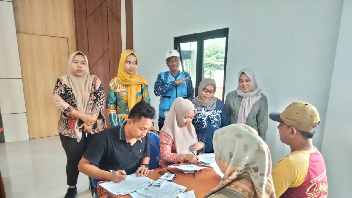 TEPAT SASARAN:&nbsp;Perangkat desa membantu penyaluran BPNT kepada ratusan warga yang masuk dalam daftar penerima, Kamis (4/6). (Indah JPRM)