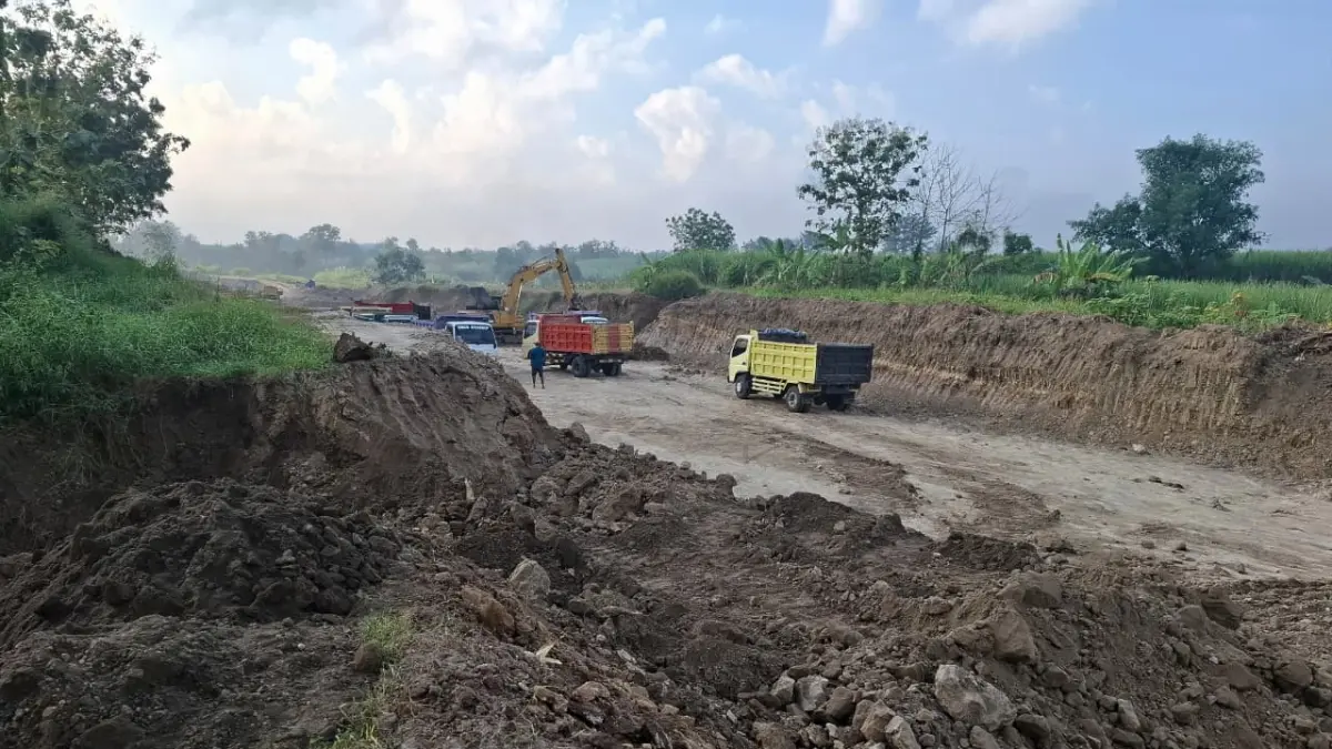 TETAP BERJALAN: Eksploitasi tambang galian C di Dusun Sumberdadi, Desa Gunungsari, Kecamatan Dawarblandong, Kabupaten Mojokerto tetap berjalan, kemarin (6/6). Padahal, Tim MBLB sebelumnya menyatakan lokasi itu satu dari 28 titik lokasi tambang ilegal di Kabupaten Mojokerto. (Sofan Kurniawan/JPRM)