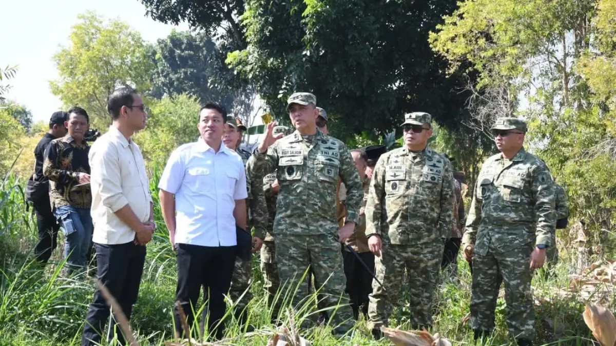BAKAL KOMPLEKS MILITER: Kegiatan peninjauan lokasi pembangunan Yonif TP di Dusun Manyarsari, Desa Gunungsari, Kecamatan Dawarblandong, Kabupaten Mojokerto, Kamis (4/6). (dok Kodim 0815 Mojokerto for JPRM)