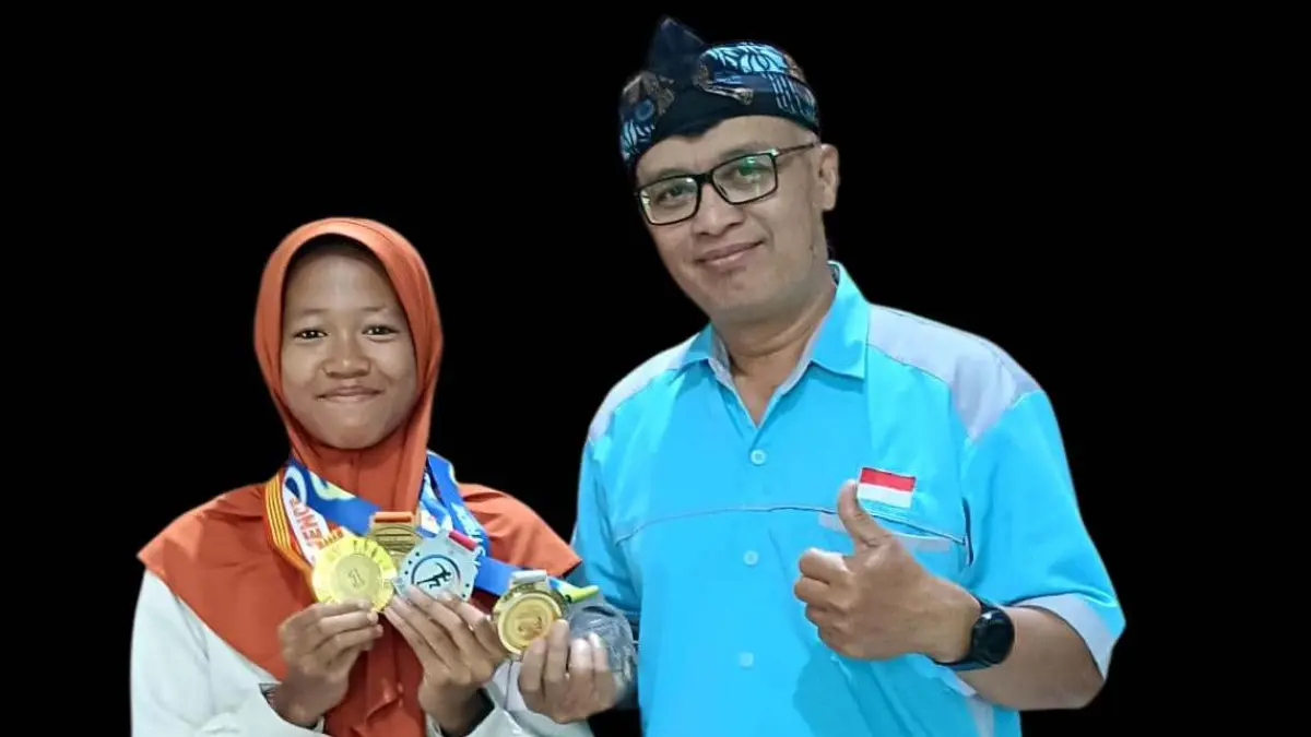 CETAK PRESTASI: Caroline bersama Kepala SMP Tamansiswa Kota Mojokerto Adi Siswanto. (Arief JPRM)