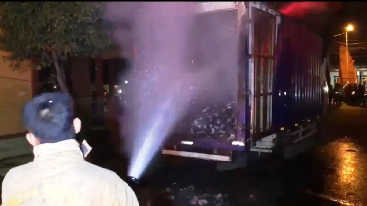 HANGUS: Petugas Damkar BPBD Kabupaten Mojokerto menyemprotkan air ke truk boks yang terbakar di simpang empat Desa Lebaksono, Kecamatan Pungging, Jumat (5/6). (dok BPBD Kabupaten Mojokerto for JPRM)