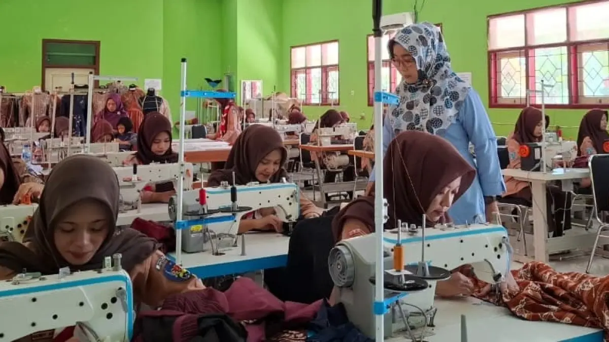 Jurusan Desain dan Produksi Busana (DPB) SMKN 1 Jatirejo, Kabupaten Mojokerto, menjadi wadah pengembangan bakat dan minat siswa di dunia fashion. (dok SMKN 1 Jatirejo for JPRM)