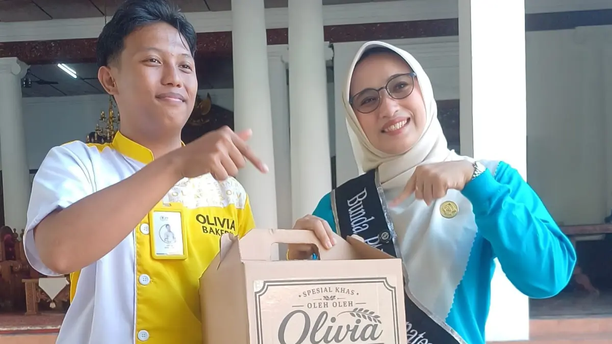 KHAS MOJOKERTO: Ketua TP PKK Kabupaten Mojokerto menerima kotak oleh-oleh khas Mojokerto dari Olivia Bakery, Kamis (4/6). (Arief JPRM)