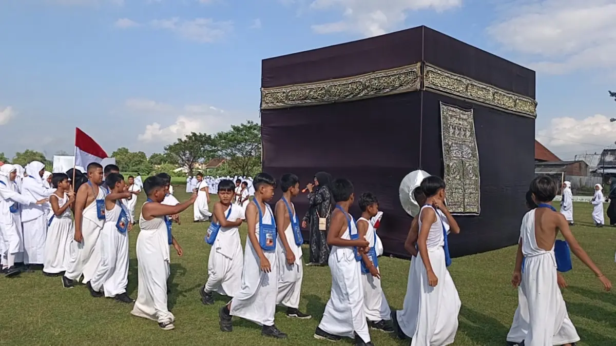 KHUSYUK BELAJAR: Sejumlah siswa dari sekolah dasar negeri dan swasta di Kecamatan Mojosari mengikuti rangkaian manasik haji yang digelar KKG PAI Kecamatan Mojosari, Sabtu (6/6). (Basuni JPRM)