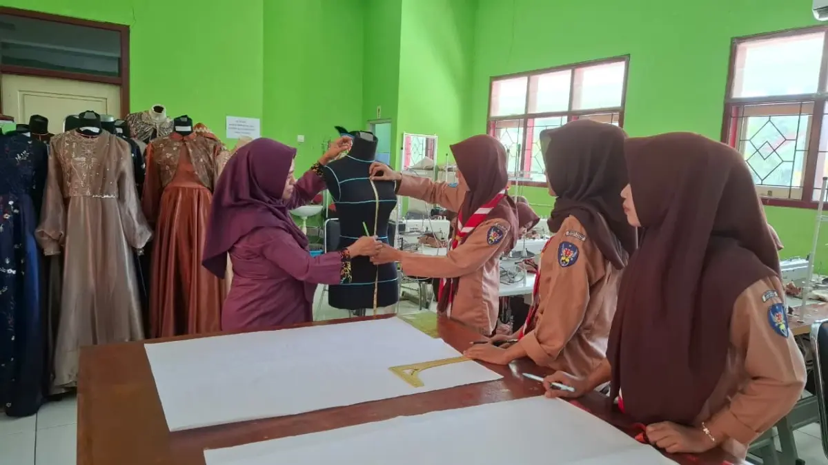 Kiprah Jurusan Desain dan Produksi Busana SMKN 1 Jatirejo dalam melahirkan para ahli fashion tak lepas dari dukungan yang diberikan lembaga sekolah. 