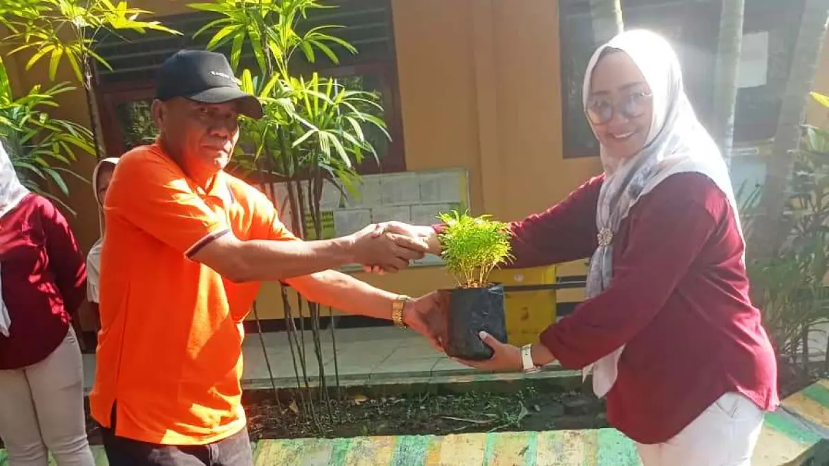 KOLABORASI: Kepala Desa Mojotamping H. Akh. Sumanan menyerahkan bibit tanaman kepada Kepala SDN Mojotamping Ika yuni Mahardika Rini, S. Pd.&nbsp;(Basuni JPRM)