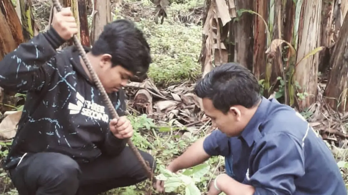 KOMPAK: Anggota pecinta alam Amukthi Pala Mojokerto saat menanam pohon di Desa Pesanggarahan, Kecamatan Kutorejo beberapa waktu lalu. (dok Amukthi Pala for JPRM)