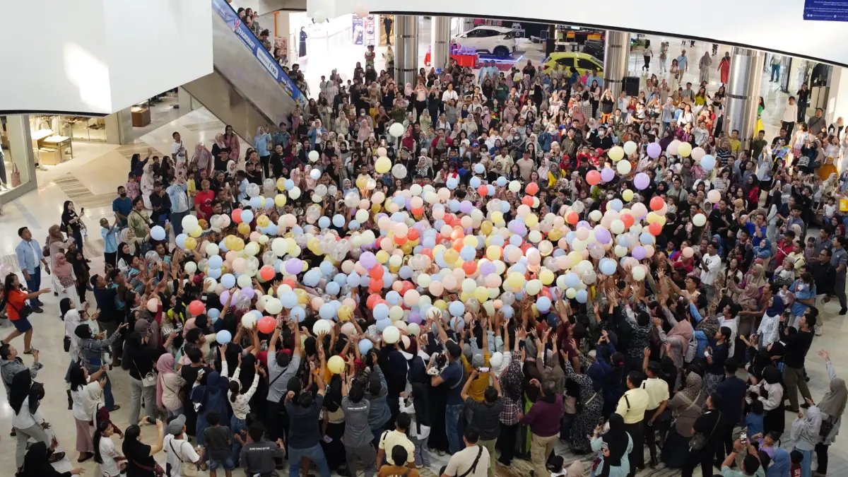 MEMBELUDAK: Pengunjung Sunrise Mall Mojokerto sedang berebut 1000 balon di Grand Atrium Sunrise Mall. (Dodik JPRM)