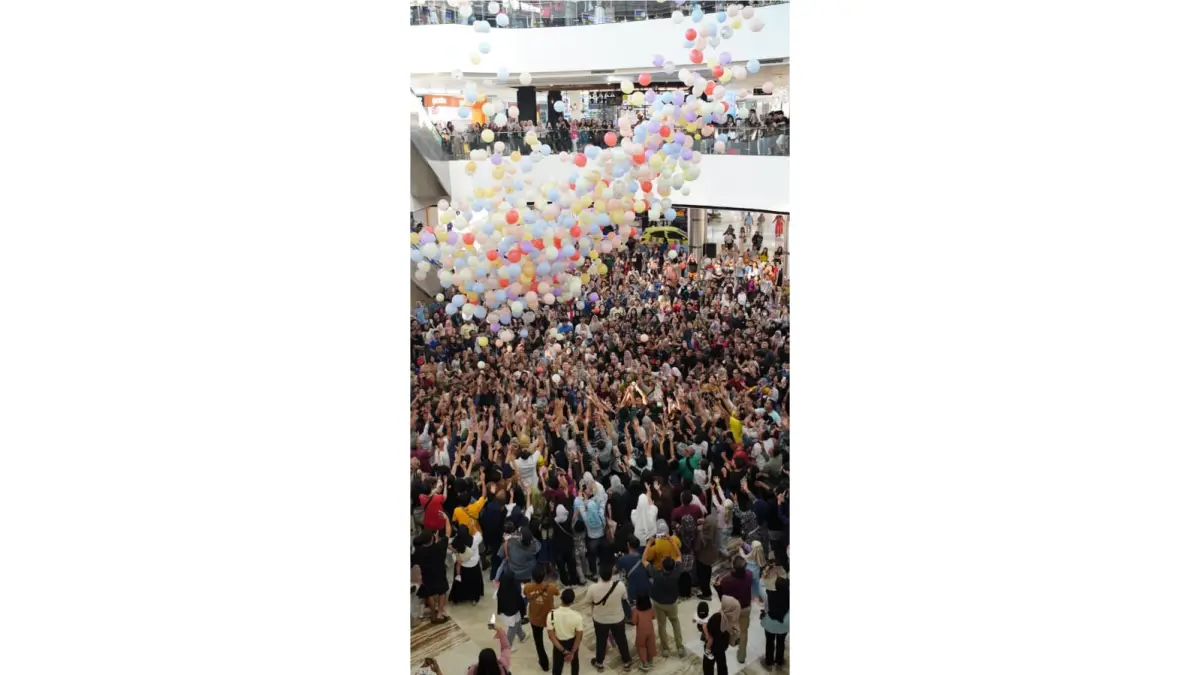 MEMBLUDAK: Pengunjung Sunrise Mall Mojokerto sedang berebut 1000 balon di Grand Atrium Sunrise Mall.