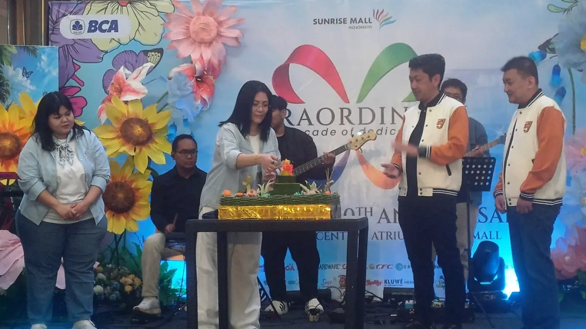 SIMBOLIS: Direktur Sunrise Mall Mojokerto, Silvy Damayanti memotong tumpeng dalam acara Ulang Tahun Sunrise Mall Mojokerto Ke-10 Tahun, di Atrium Sunrise Mall Mojokerto, Sabtu (6/6). (Dodik JPRM)