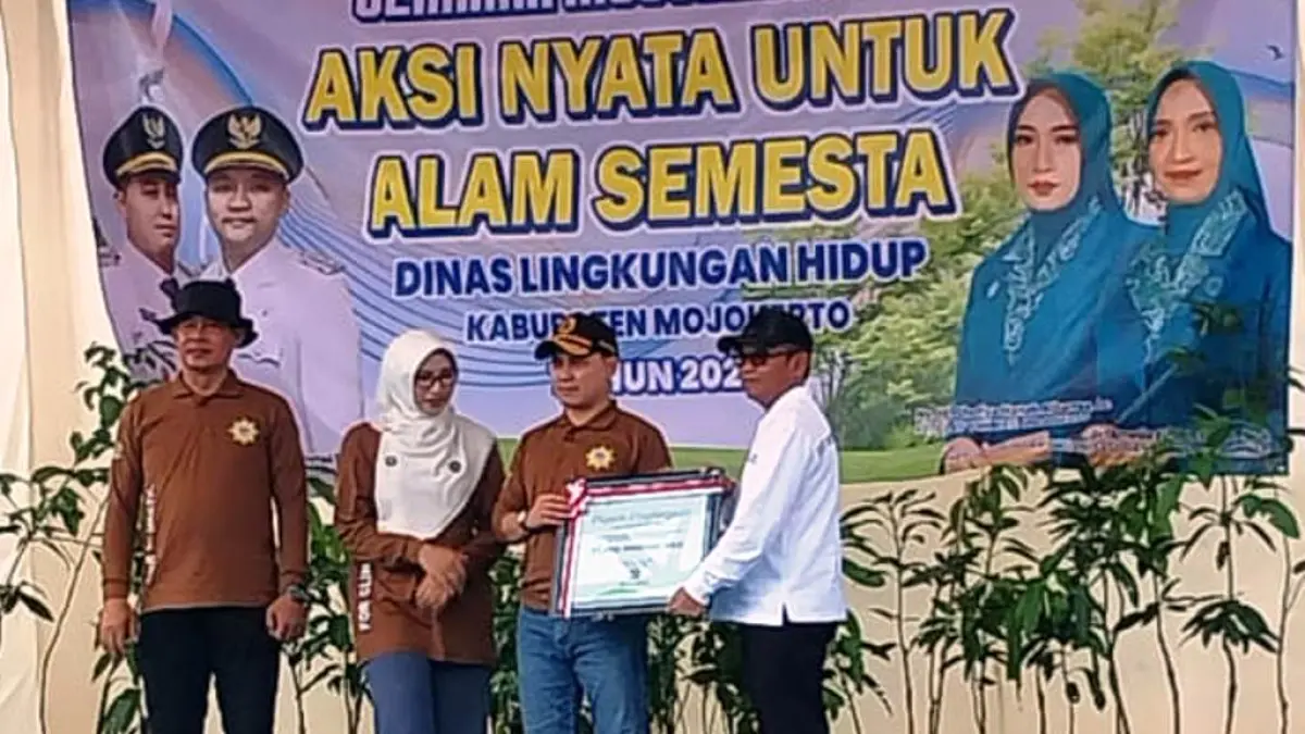 PEDULI LINGKUNGAN: Bupati Muhammad Albarraa memberi penghargaan PT. PIM atas keterlibatan aktif dalam pelestarian lingkungan hidup melalui CSR-nya dengan menyerahkan 5.000 bibit tanaman dari berbagai varietas dalam peringatan Hari Lingkungan Hidup Sedunia 2026 di Desa Gunungan, Kecamatan Dawarblandong, Sabtu (6/6). (Dori JPRM) 