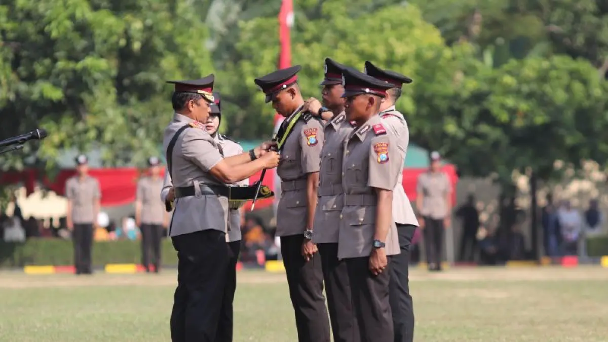 Kapolda Jatim Irjen Pol Nanang Avianto (kiri) saat upacara penutupan Diktukba Polri Gelombang I Tahun Anggaran 2026 di Lapangan Tribrata Sekolah Polisi Negara (SPN) Polda Jatim, Kabupaten Mojokerto, Kamis (4/6/2026). ANTARA/HO-Bidhumas Polda Jatim/vft.
