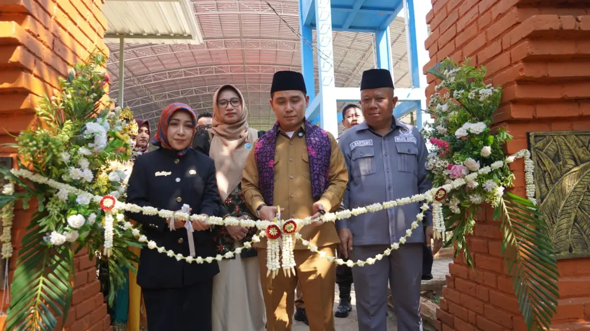 OPENING: Bupati Mojokerto Dr. H. Muhammad Al Barra, Lc., M.Hum mengunting bunga&nbsp; didampingi&nbsp; Ketua TP PKK Kabupaten Mojokerto Hj. Shofiyya Hanak Al Barra, Lc. bersama Wakil Ketua DPRD Kabupaten Mojokerto H. Hartono dan Kepala SMPN 1 Ngoro Sri Indayani, S.Pd, M.Pd.