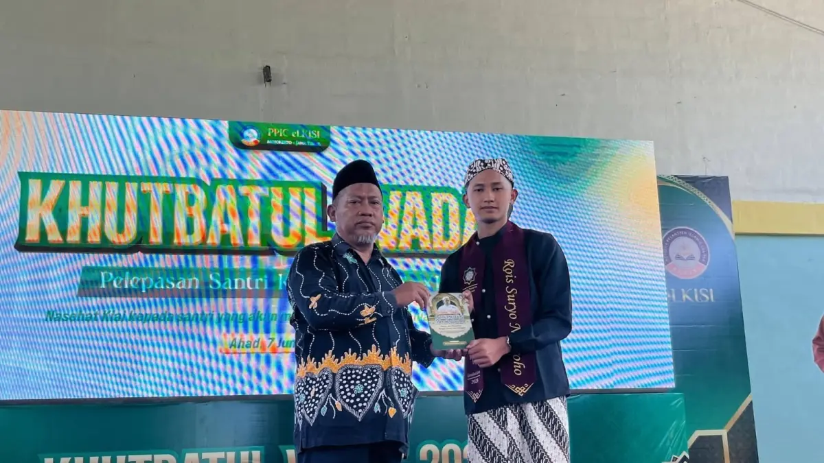 APRESIASI: Direktur PPIC eLKISI Dr KH Fathur Rohman, M.PdI, memberi ucapan kepada santri.